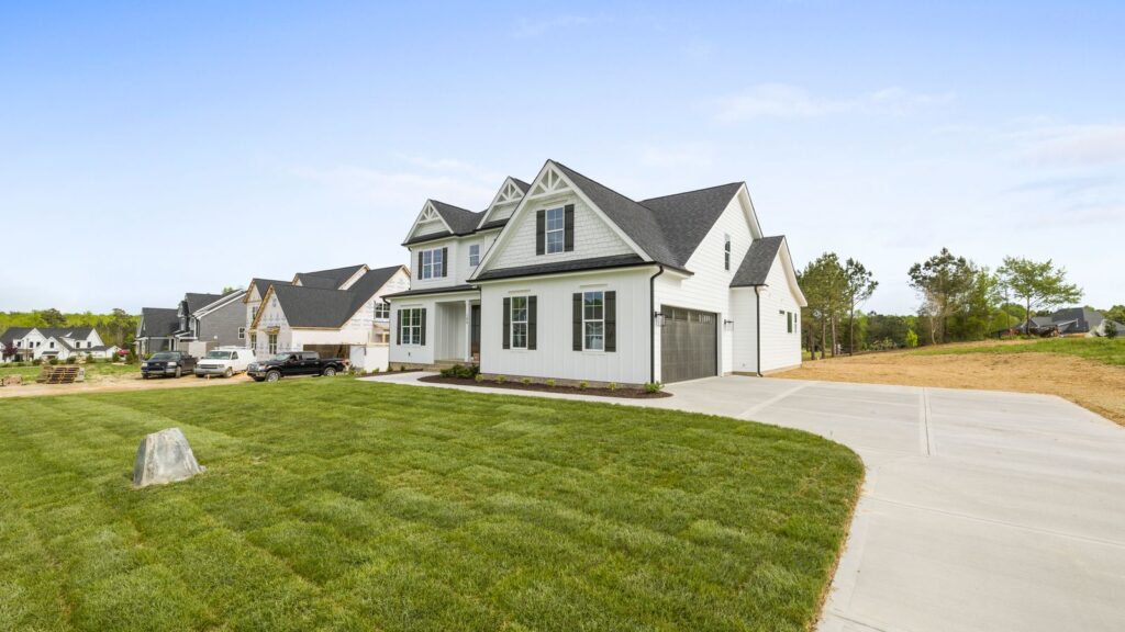 Contemporary suburban house with a large yard and peaceful surroundings, ideal for families.